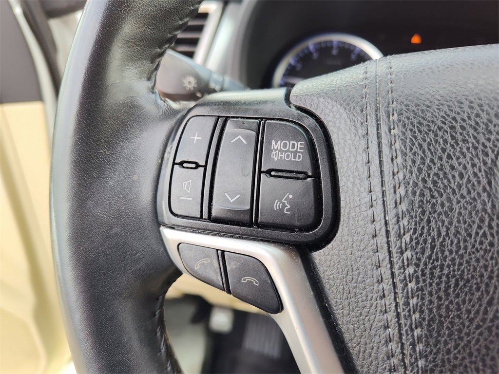 Used 2019 Toyota Highlander SE image 26
