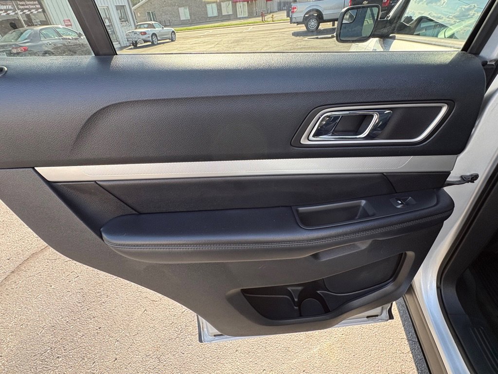 Used 2016 Ford Explorer XLT w/ Equipment Group 202A image 11