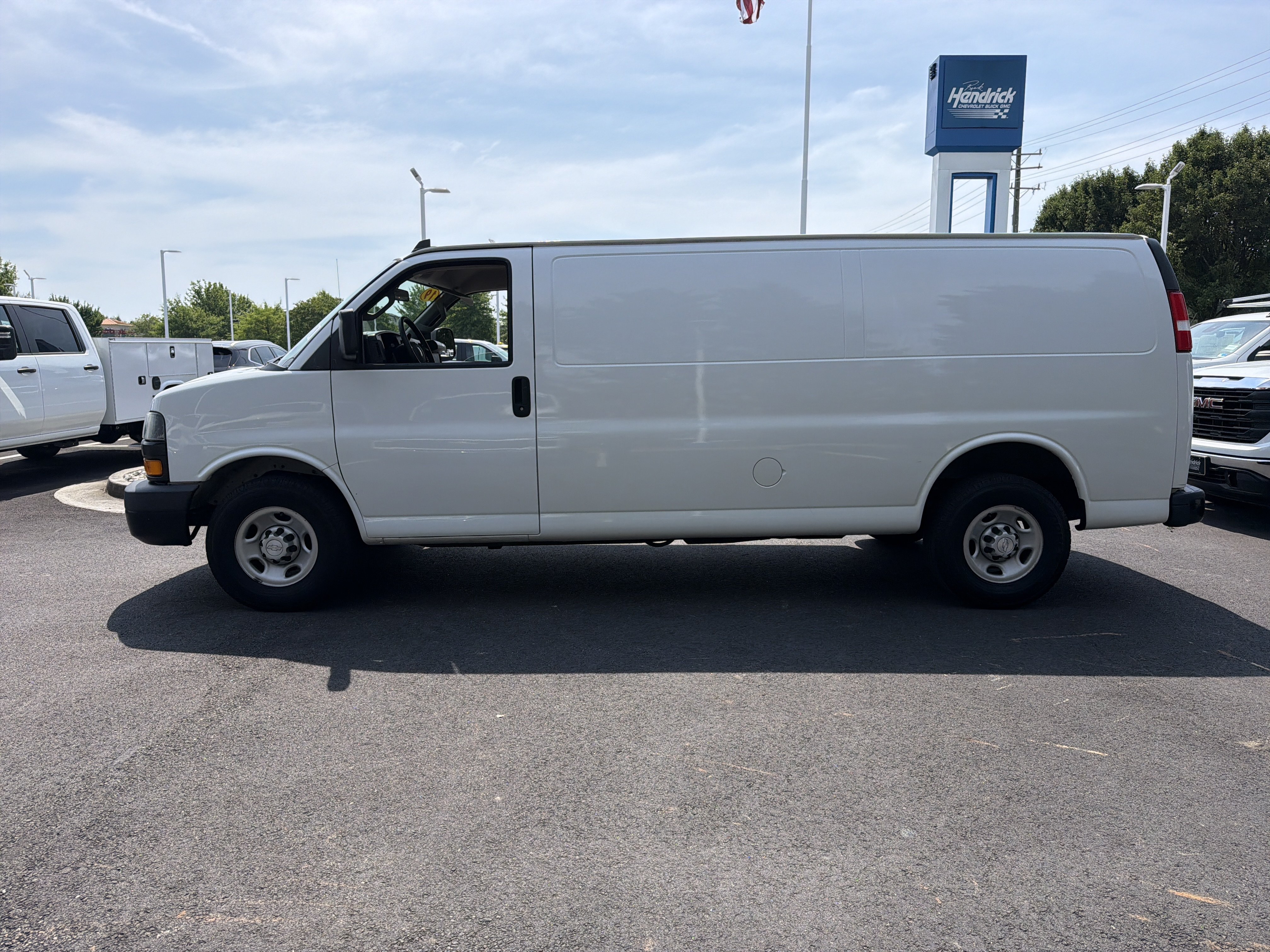 Used 2018 Chevrolet Express 2500 Extended RWD image 7