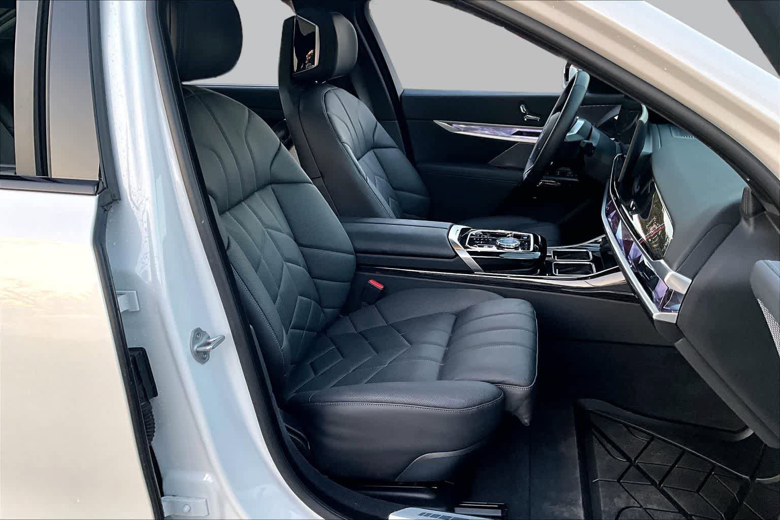 Used 2025 BMW i7 xDrive60 w/ M Sport Package RWD image 8