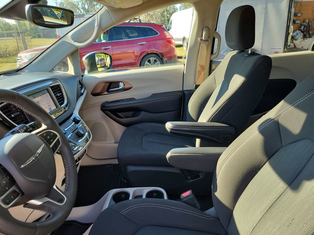 Used 2023 Chrysler Voyager LX image 14