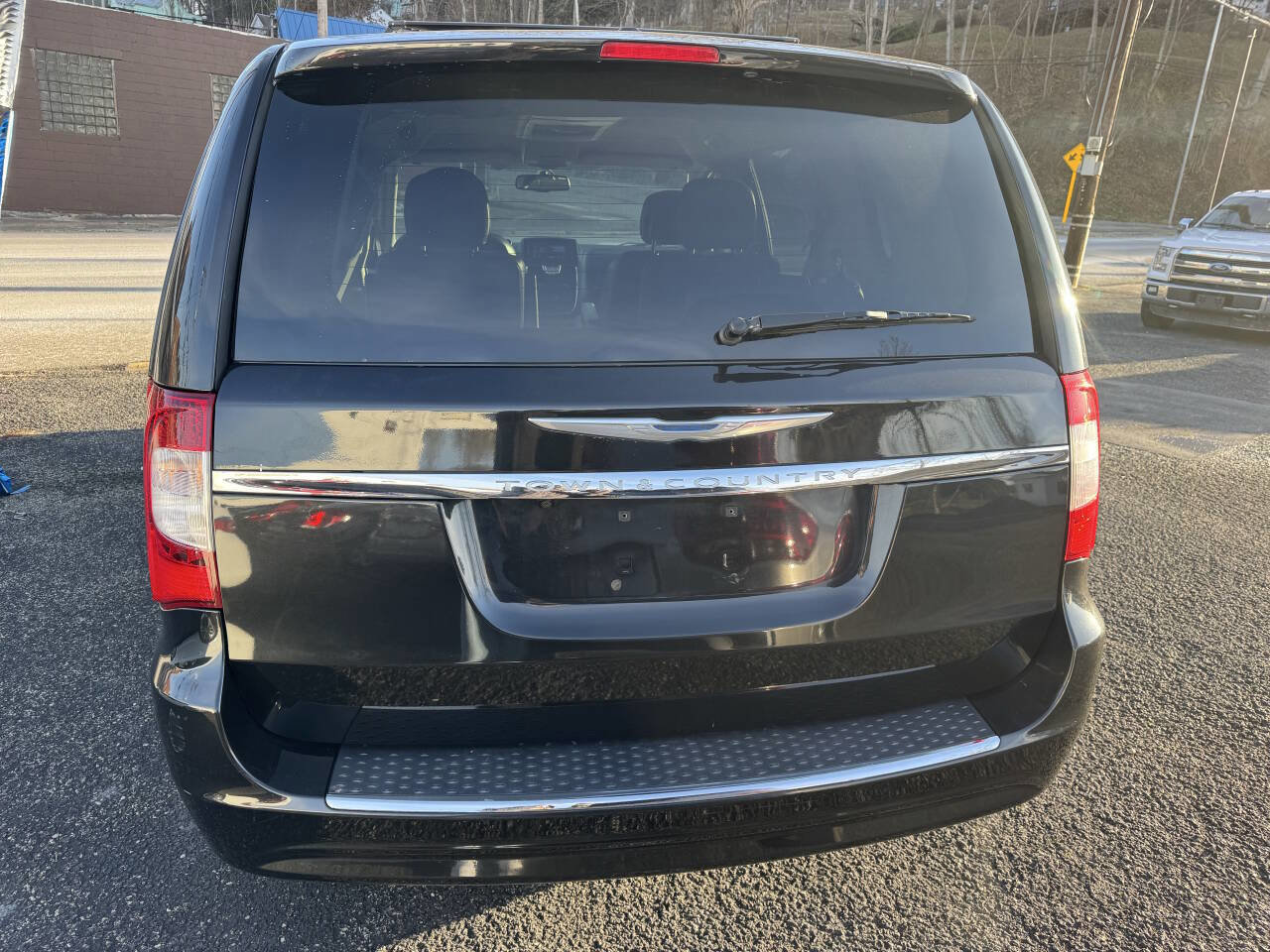 Used 2016 Chrysler Town & Country Touring image 17