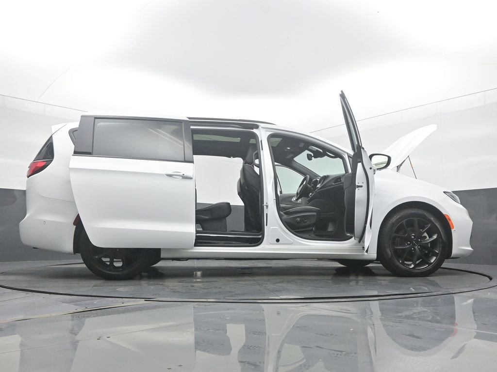 Used 2025 Chrysler Pacifica Limited image 59
