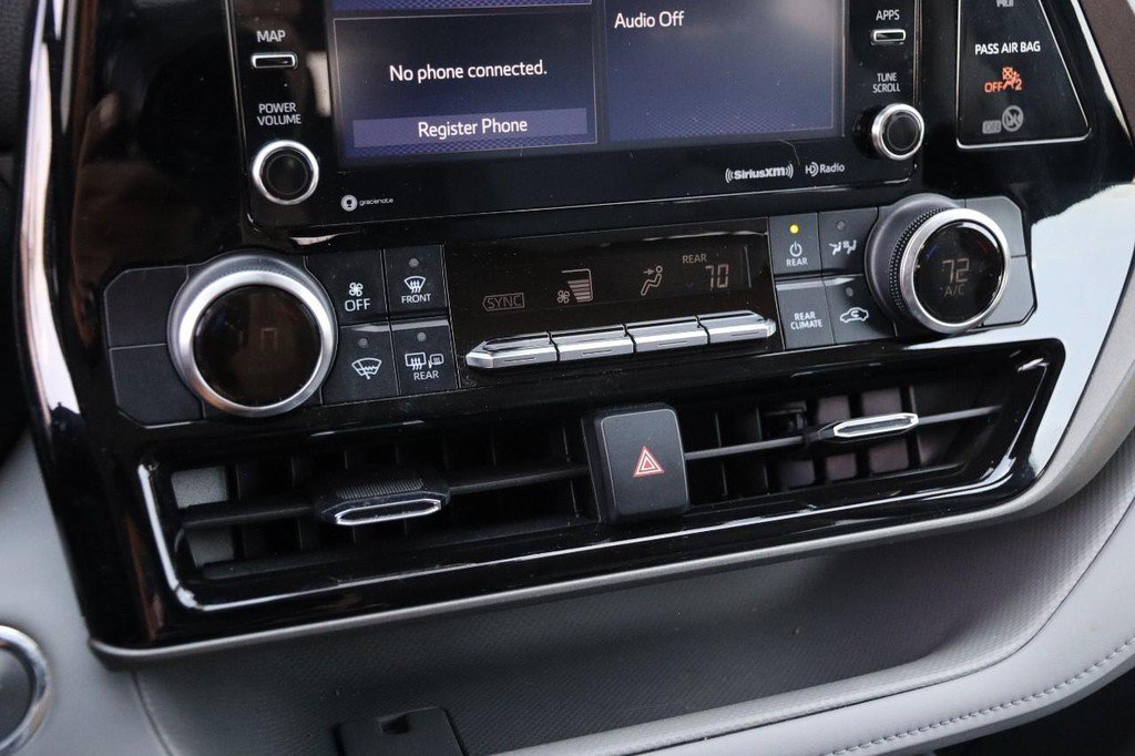 Used 2022 Toyota Highlander LE AWD/4WD image 19
