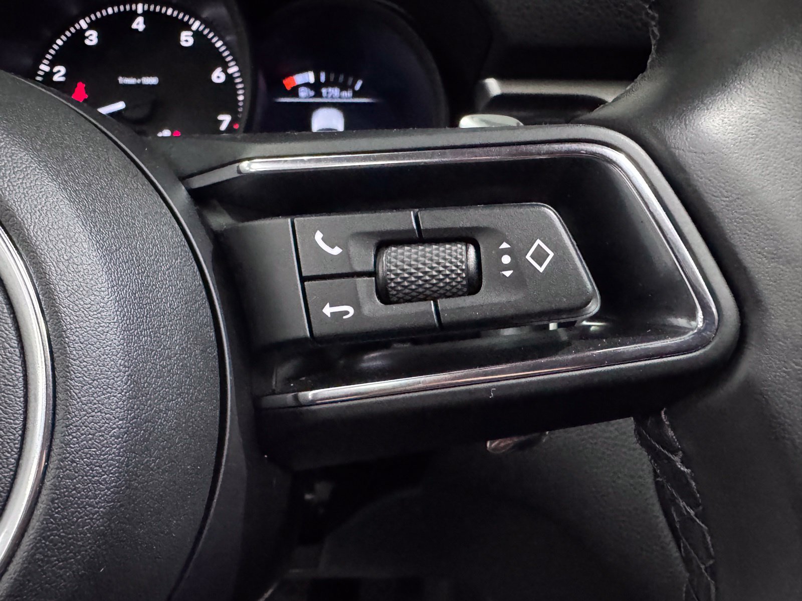 Used 2024 Porsche Macan AWD/4WD image 29