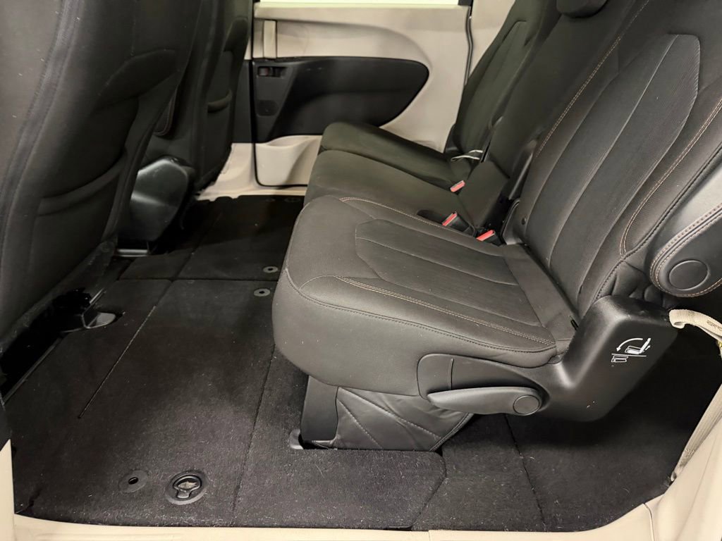 Used 2017 Chrysler Pacifica Touring image 20