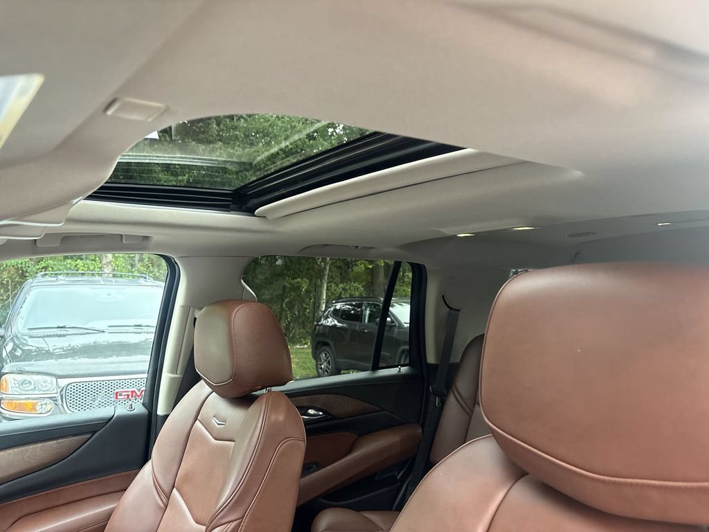Used 2019 Cadillac Escalade Luxury AWD/4WD image 16