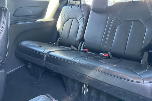 Used 2025 Chrysler Pacifica Select image 16
