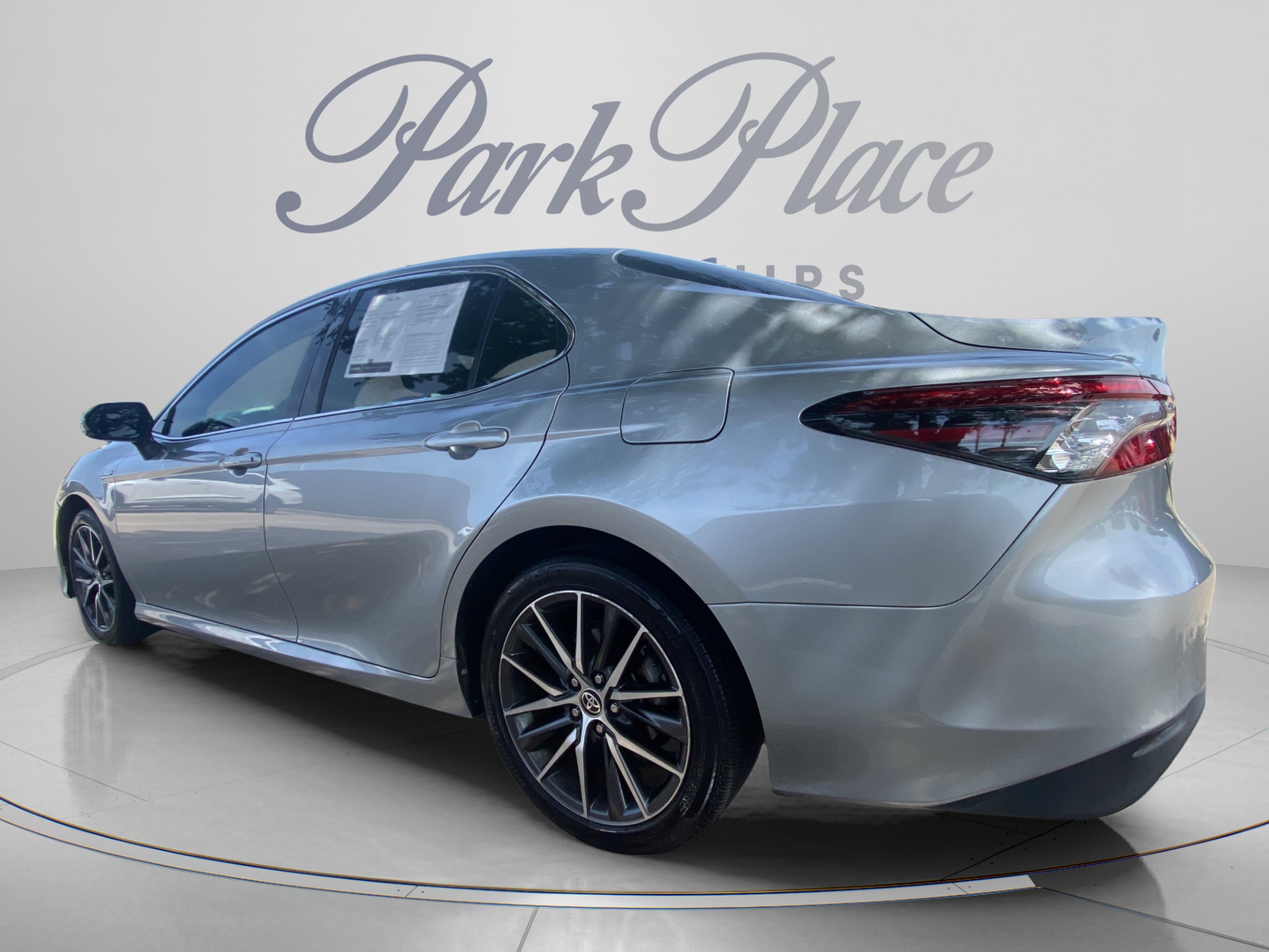 Used 2021 Toyota Camry XLE w/ Cold Weather Package FWD image 3