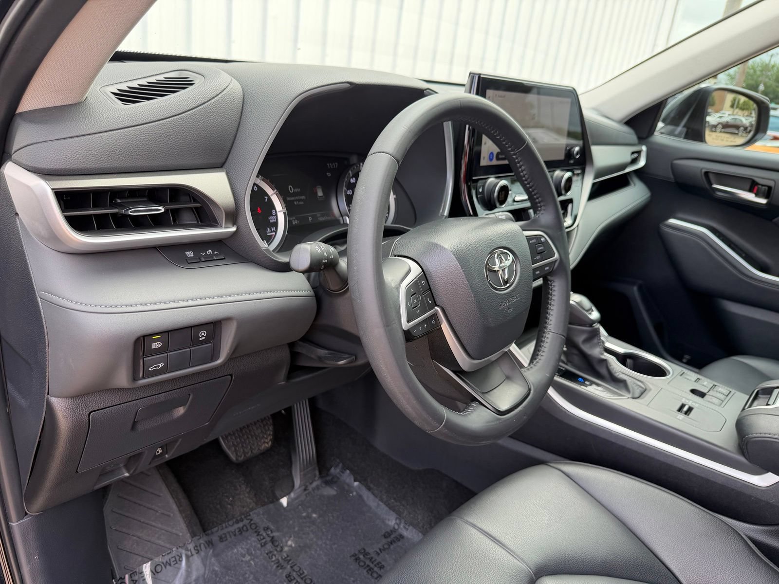 Used 2024 Toyota Highlander XLE FWD image 17