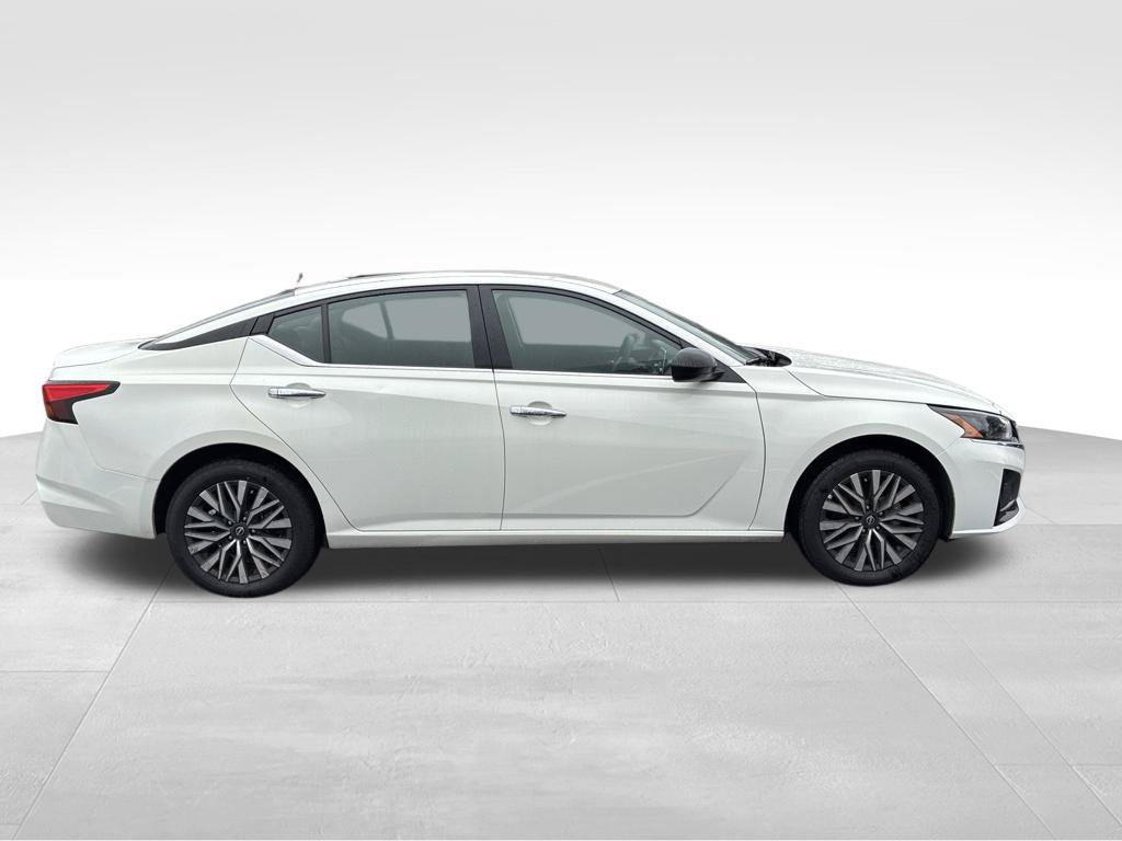 Used 2025 Nissan Altima 2.5 SV AWD/4WD image 7