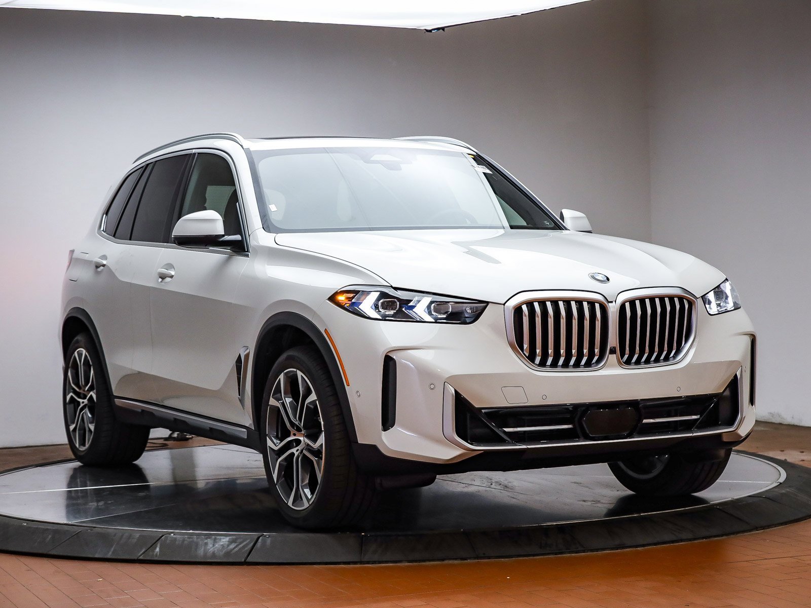 New 2026 BMW X5 sDrive40i w/ Premium Package image 3
