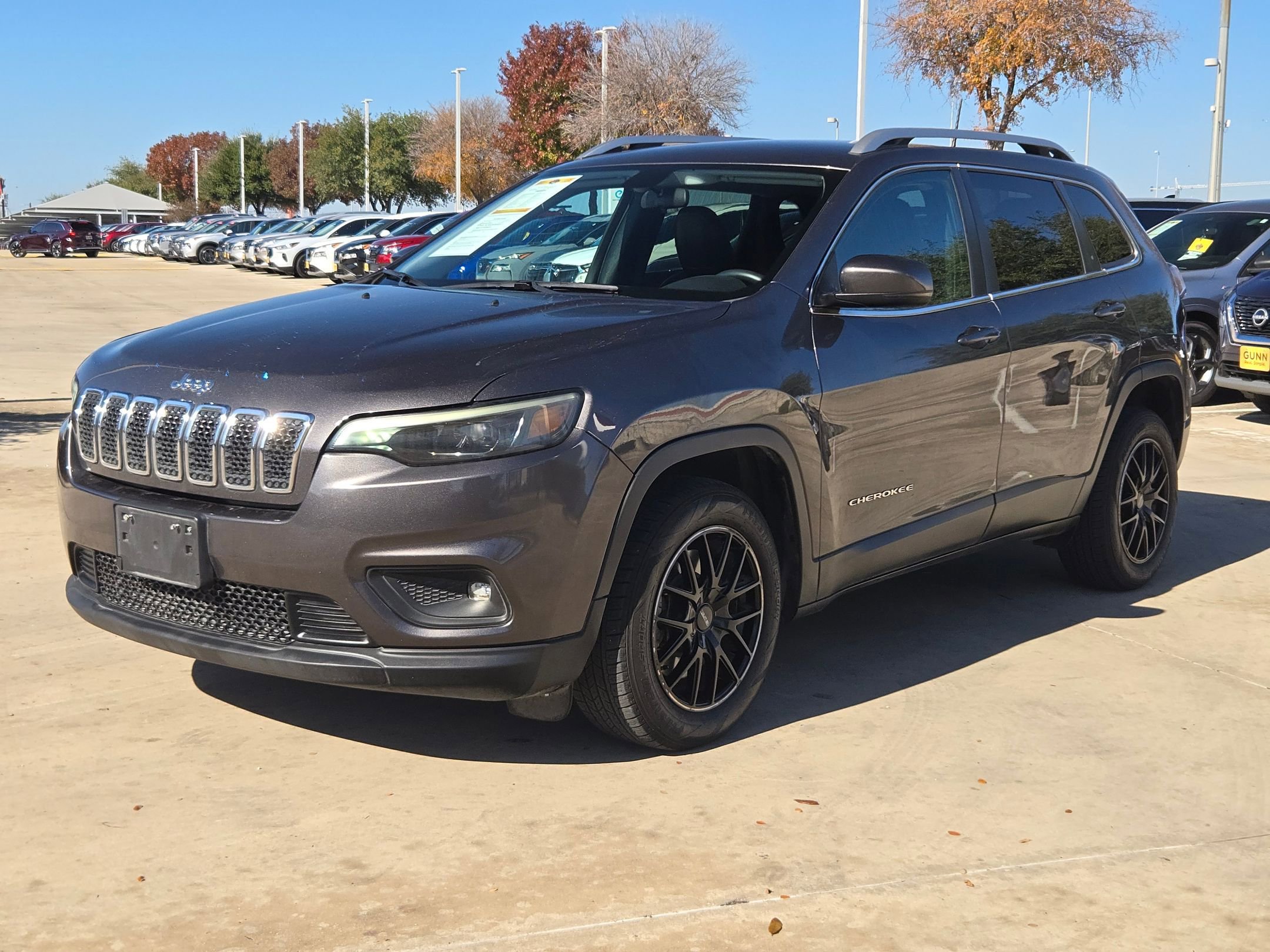 Used 2019 Jeep Cherokee Latitude Plus FWD image 3