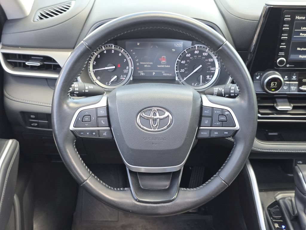 Used 2022 Toyota Highlander XLE AWD/4WD image 21