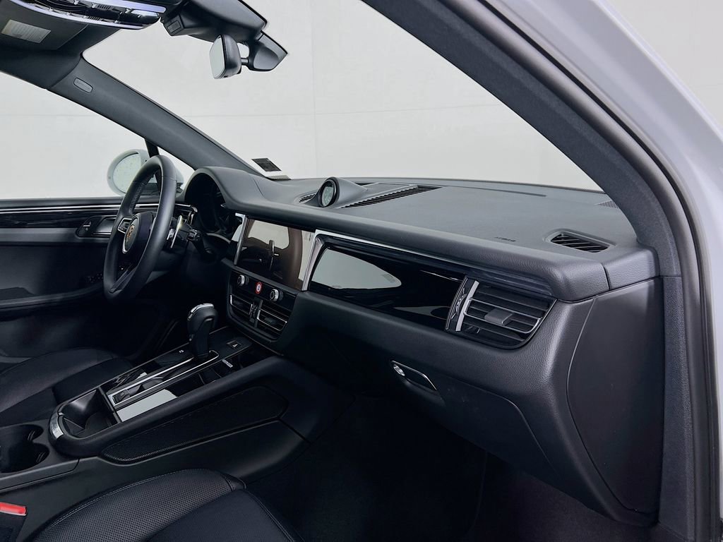 Certified 2025 Porsche Macan image 31