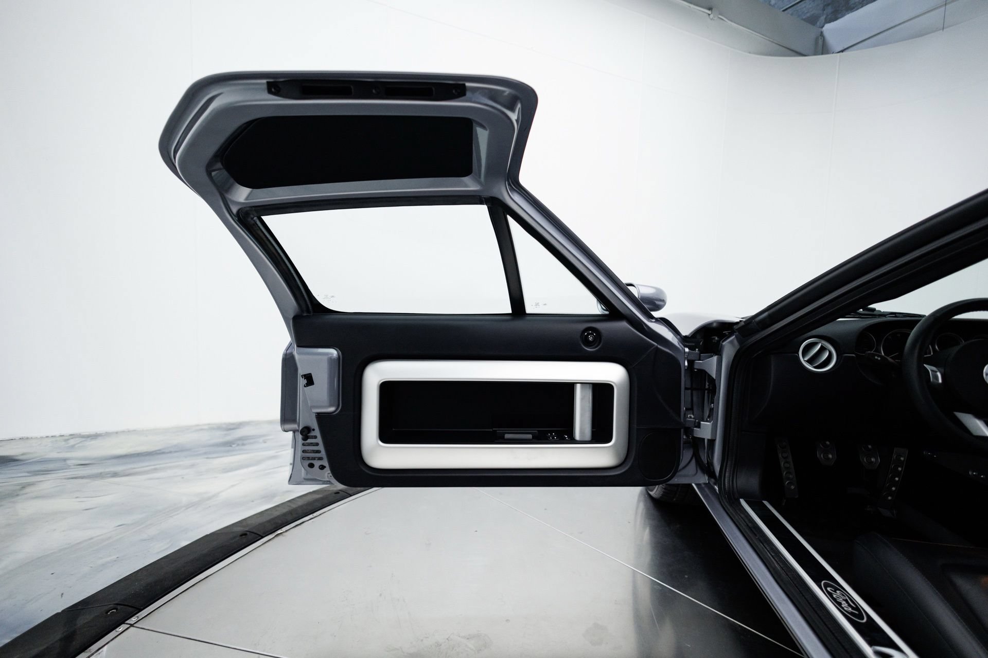 Used 2006 Ford GT RWD image 34