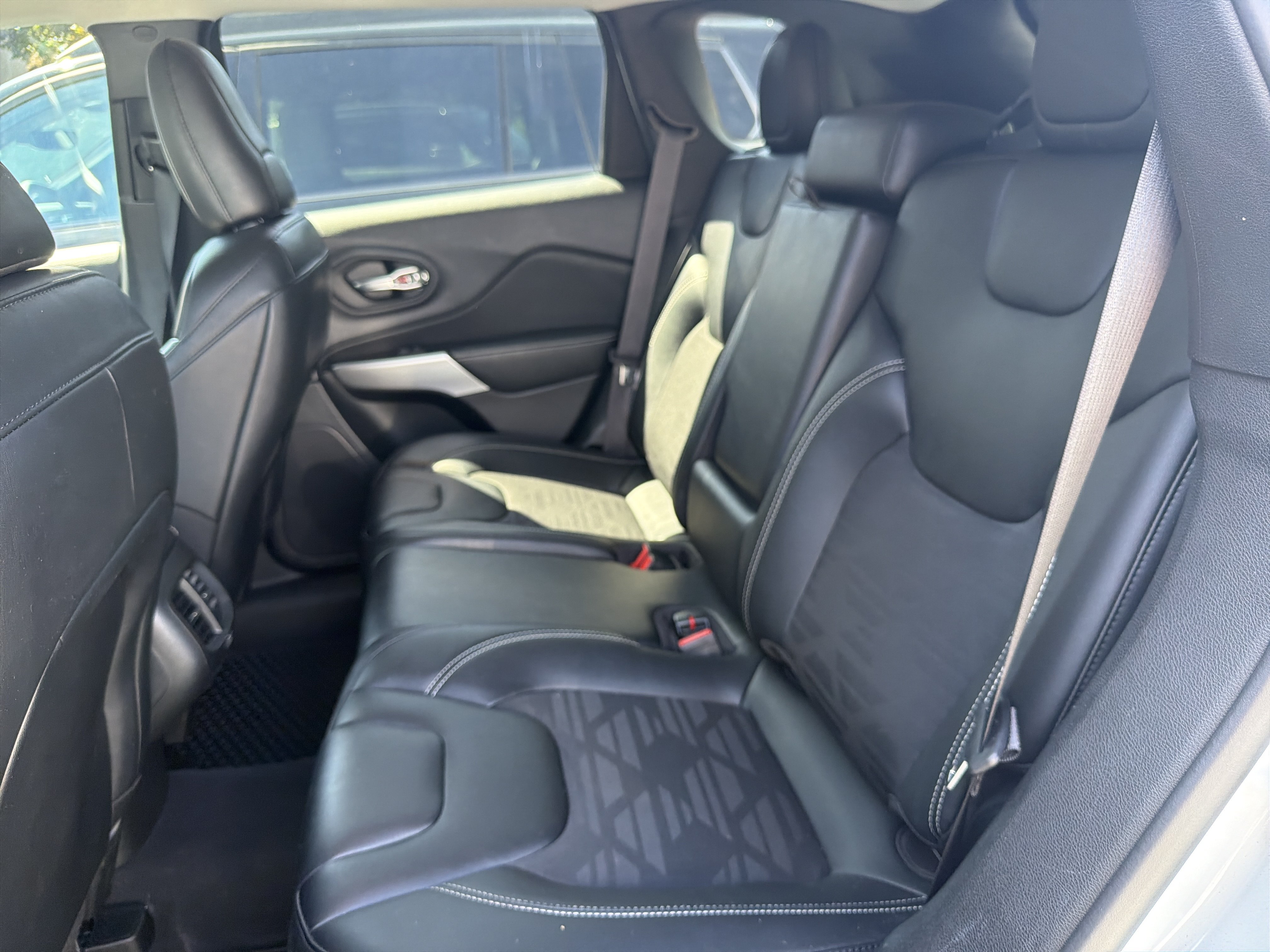 Used 2022 Jeep Cherokee Latitude w/ Sun & Sound Group AWD/4WD image 10