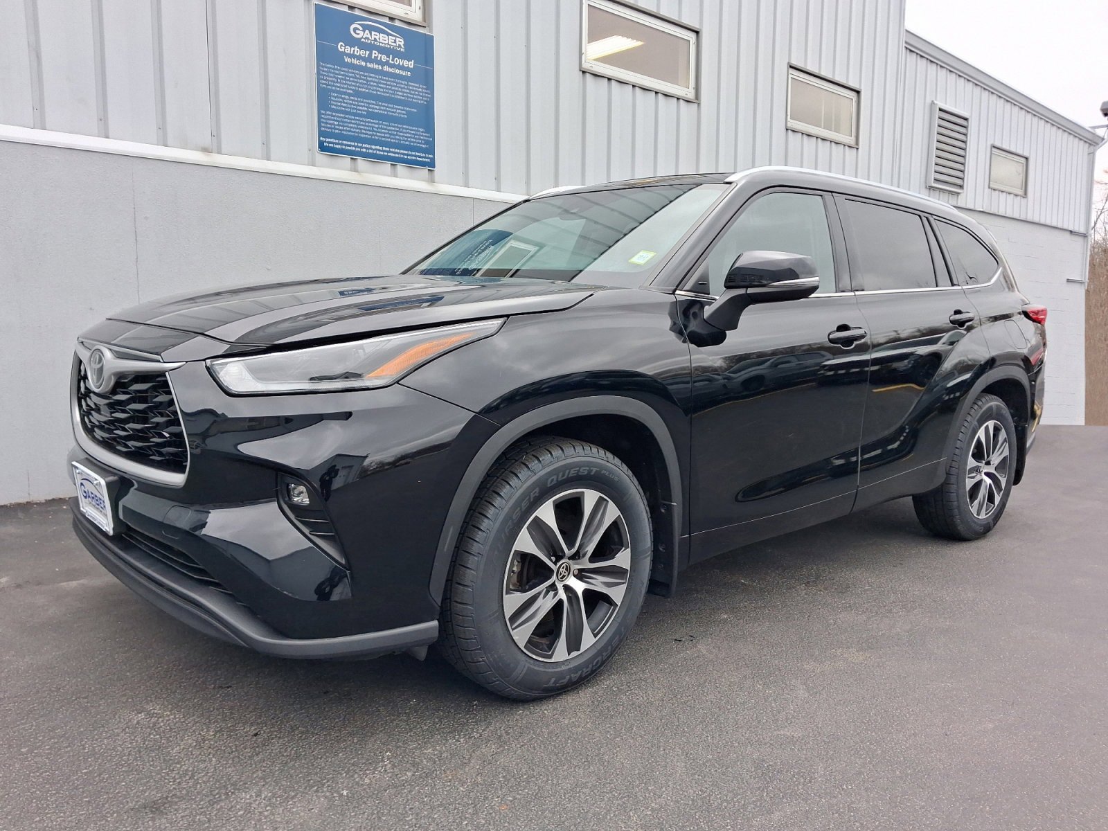 Used 2021 Toyota Highlander XLE AWD/4WD image 1