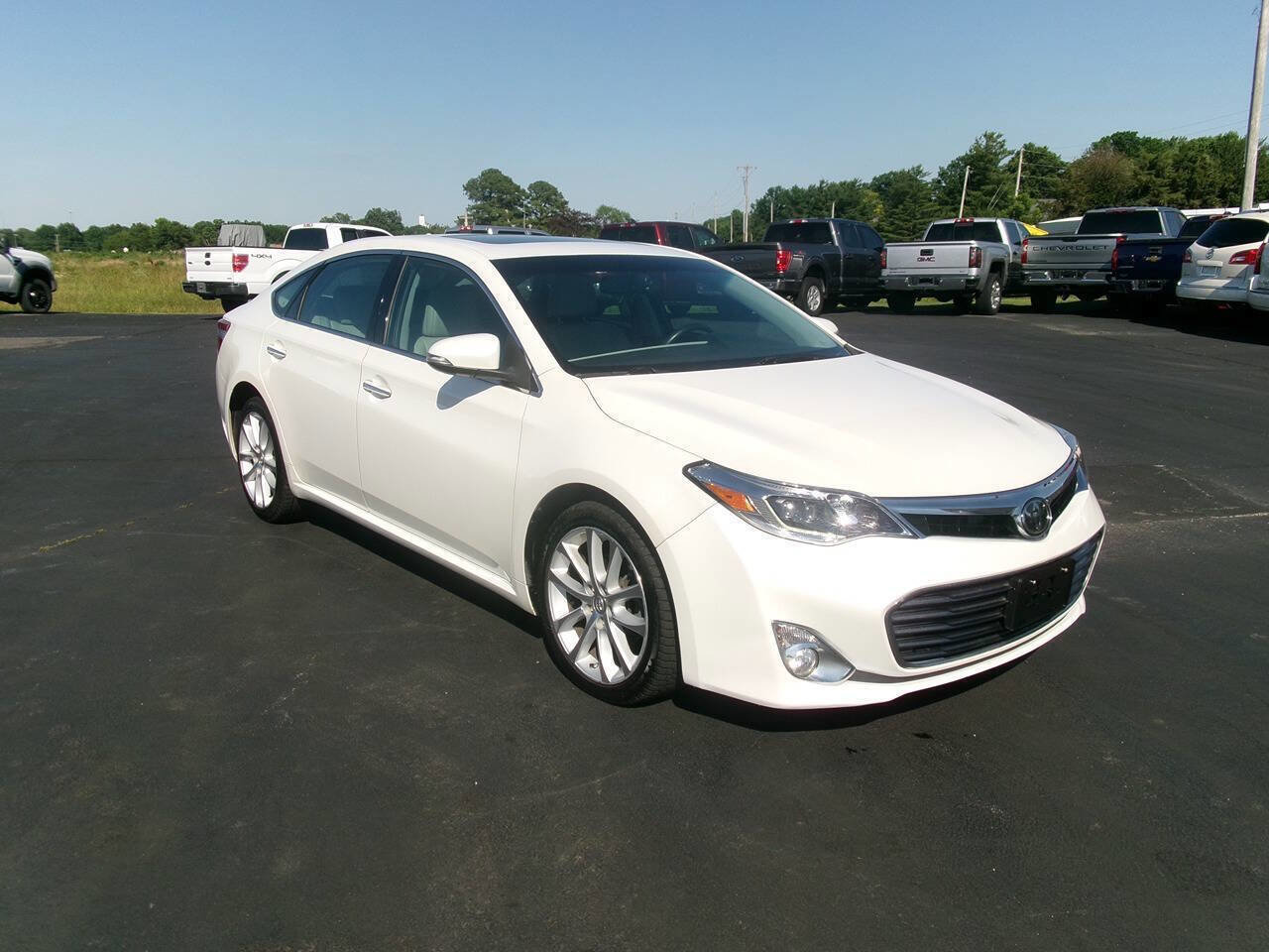 Used 2013 Toyota Avalon Limited w/ Technology Pkg FWD image 2