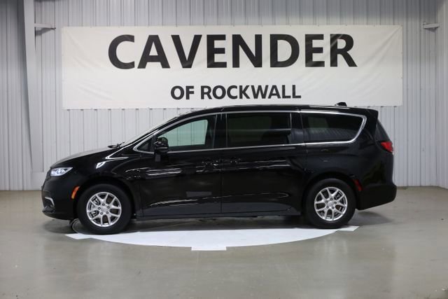 Used 2025 Chrysler Pacifica Select image 4