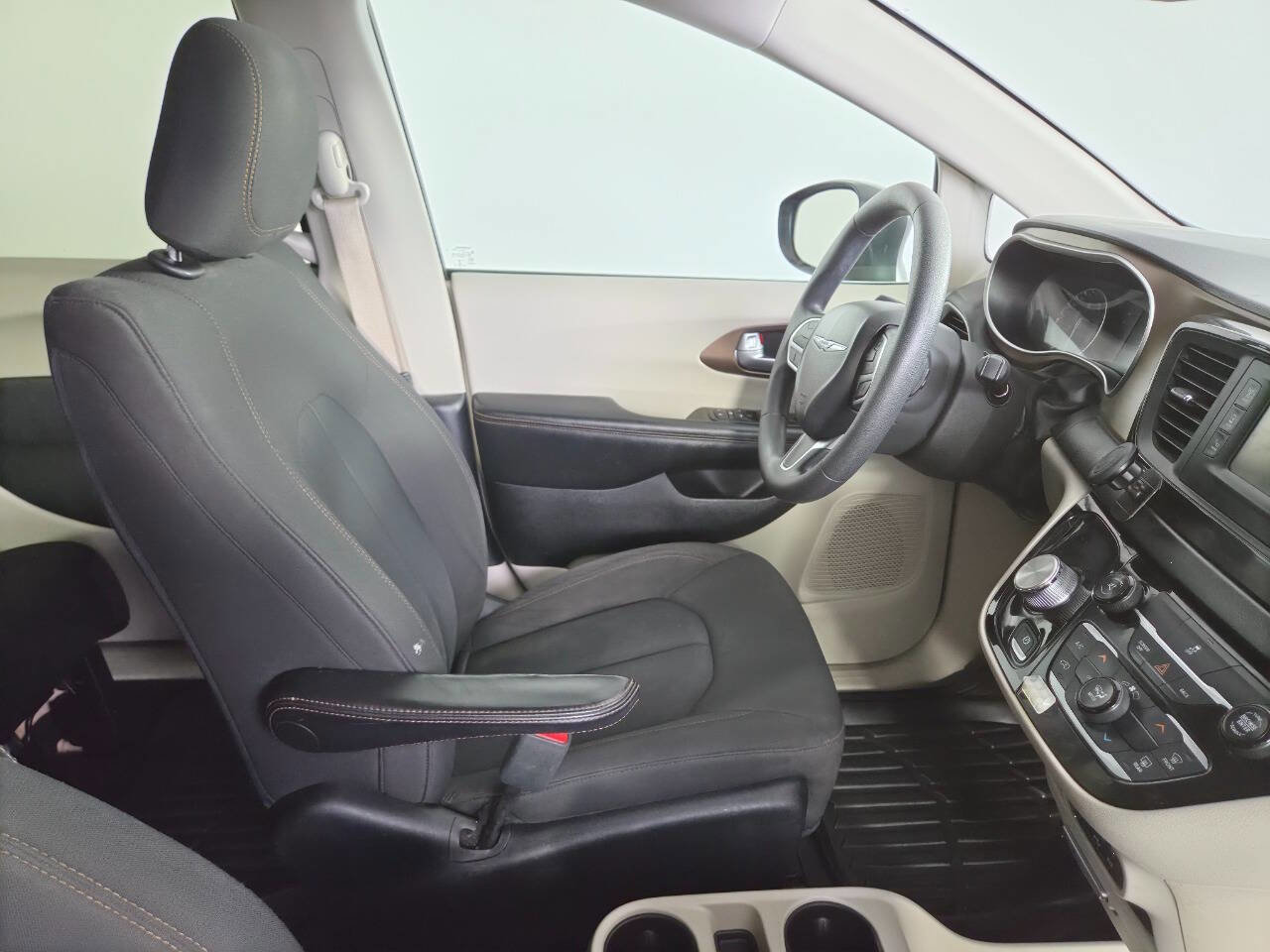 Used 2017 Chrysler Pacifica LX FWD image 32