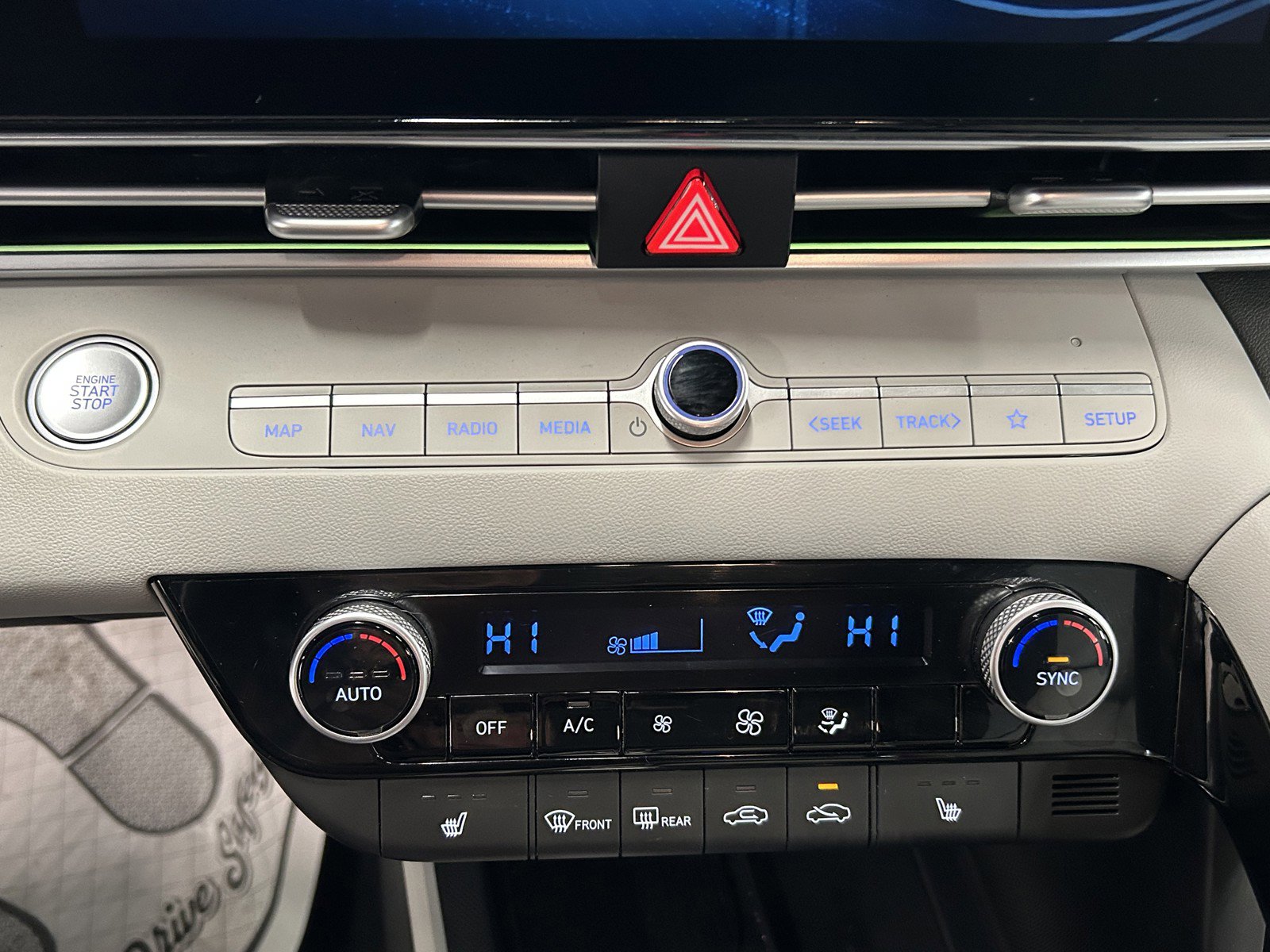 Used 2025 Hyundai Elantra Limited image 28