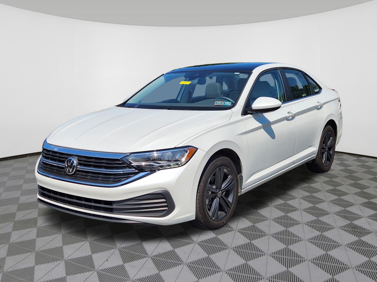 Used 2024 Volkswagen Jetta SE w/ Panoramic Sunroof Package FWD image 2