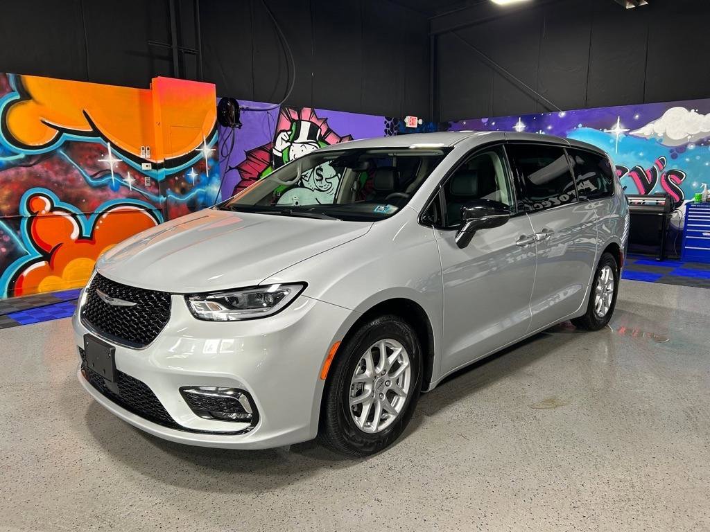 Used 2024 Chrysler Pacifica Touring-L image 1