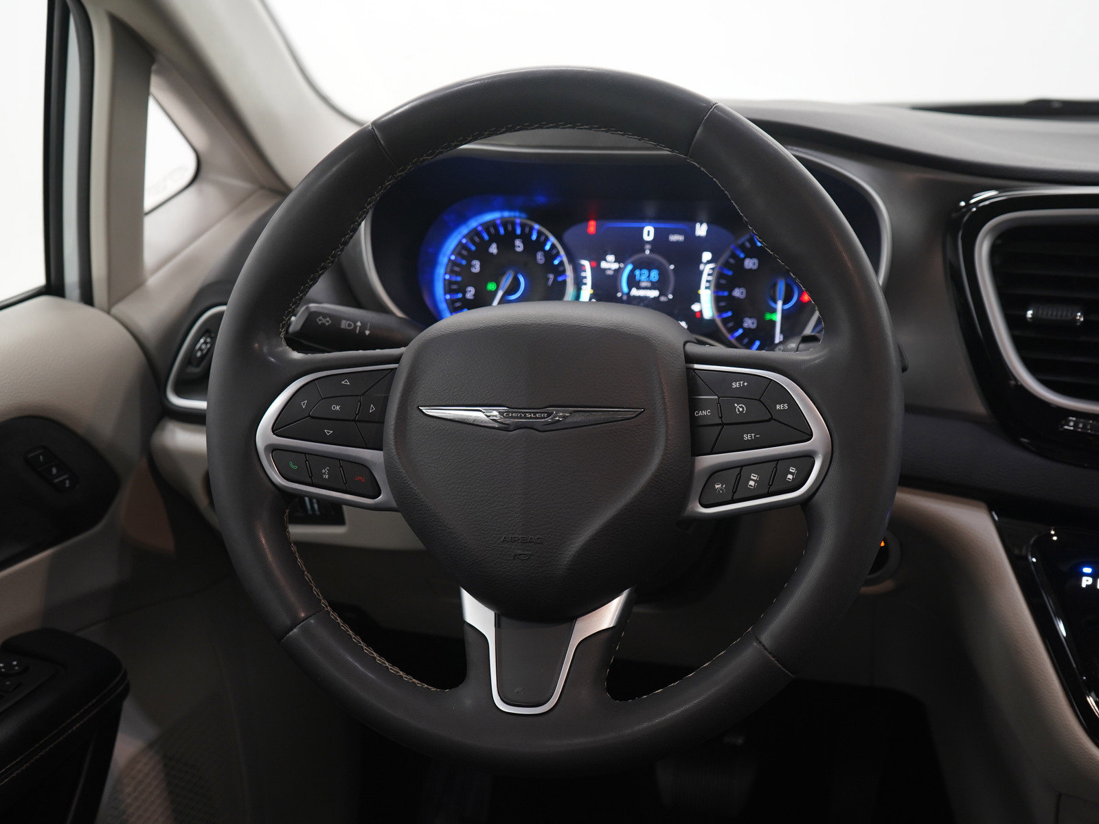 Used 2022 Chrysler Pacifica Touring-L w/ Uconnect Theater Family Group FWD image 18