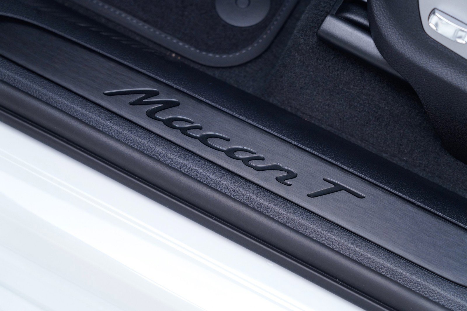 Certified 2026 Porsche Macan Turbo image 15