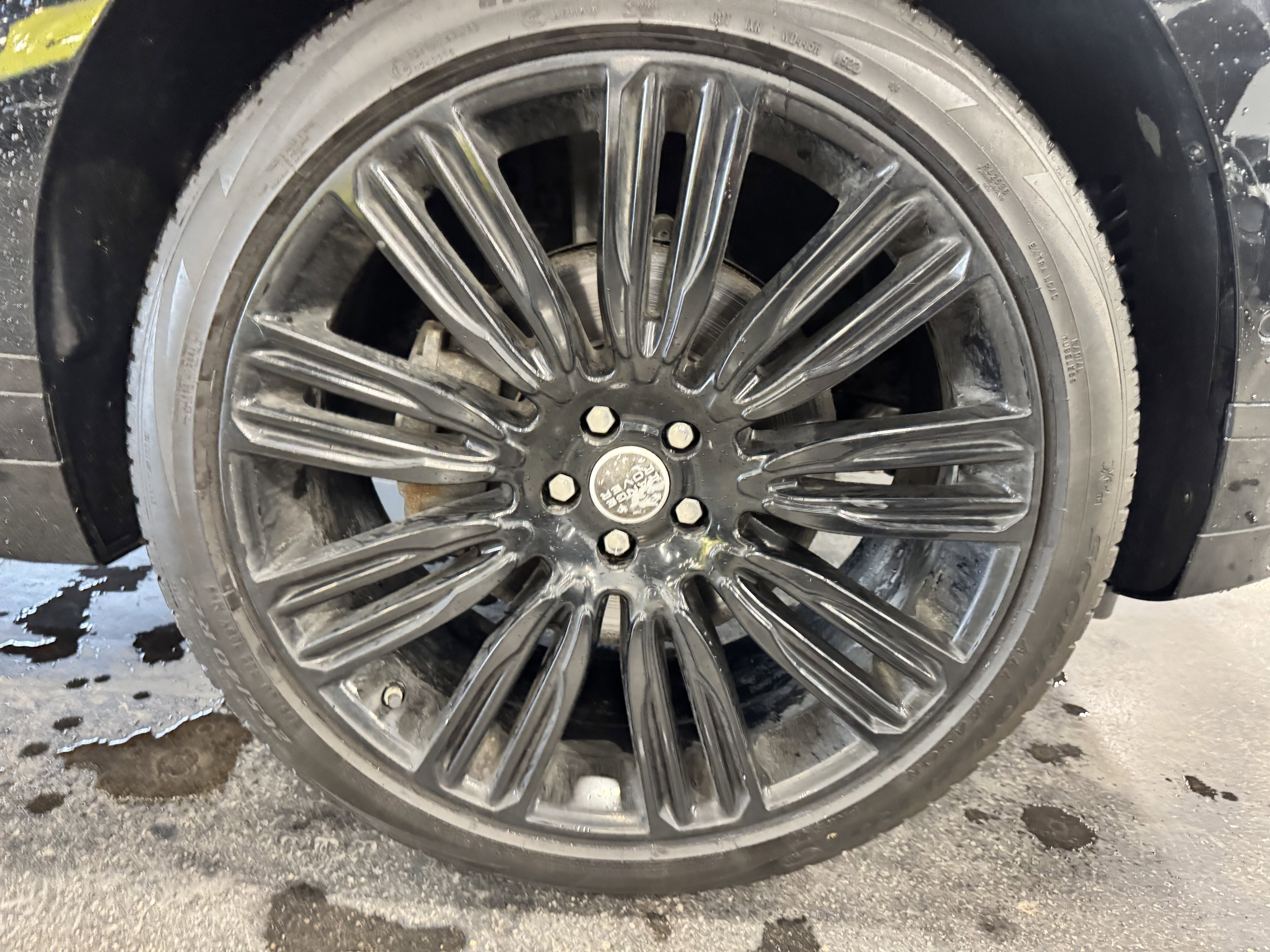 Used 2019 Land Rover Range Rover Velar R-Dynamic SE image 31