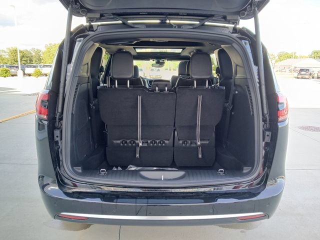 New 2027 Chrysler Pacifica Limited w/ Family Tech Group AWD/4WD image 23