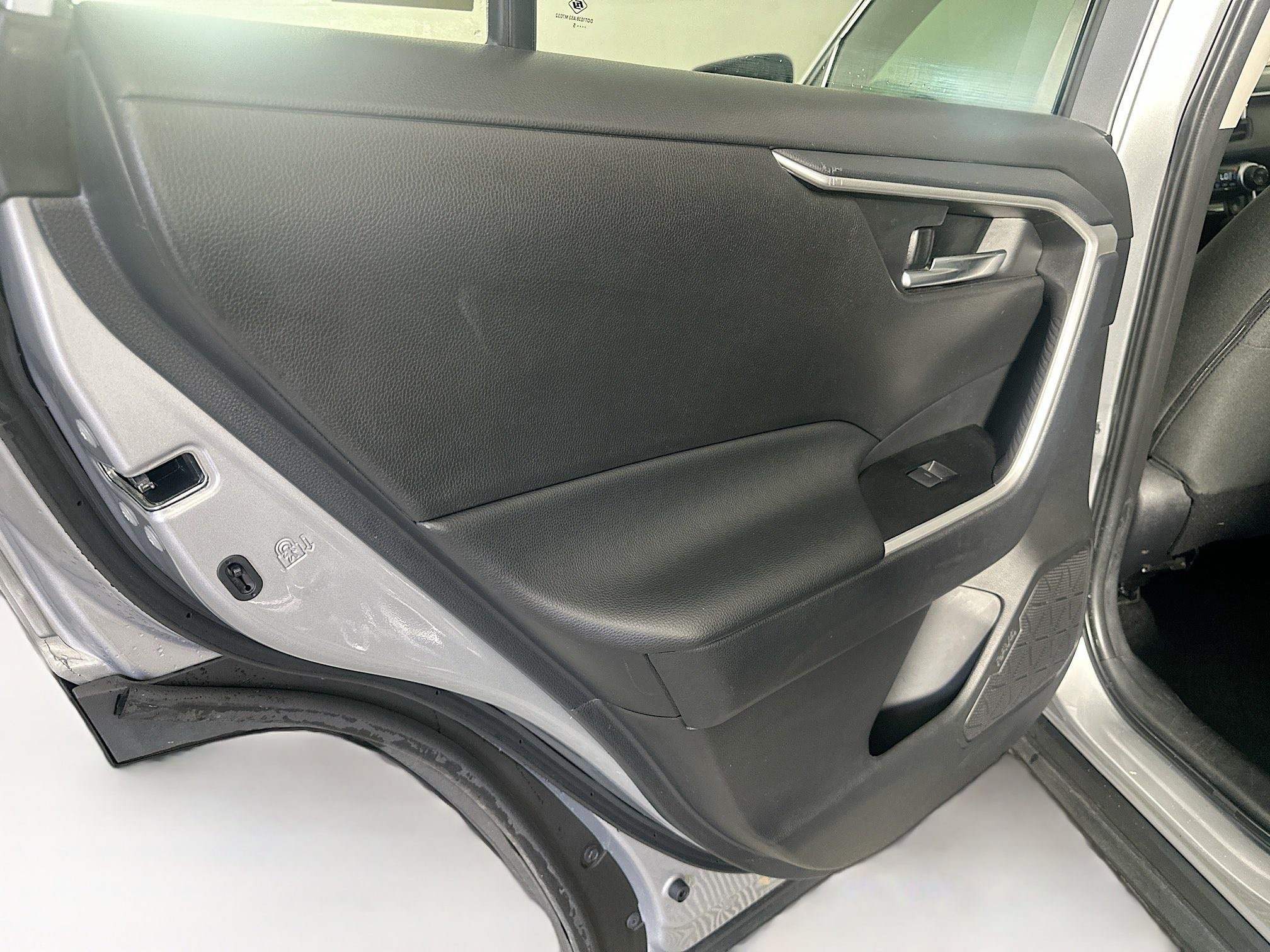 Used 2025 Toyota RAV4 XLE FWD image 25