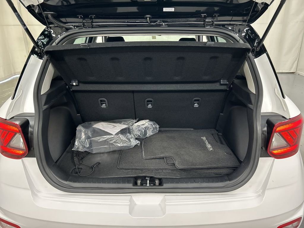 Used 2023 Hyundai Venue Limited w/ Cargo Package FWD image 22