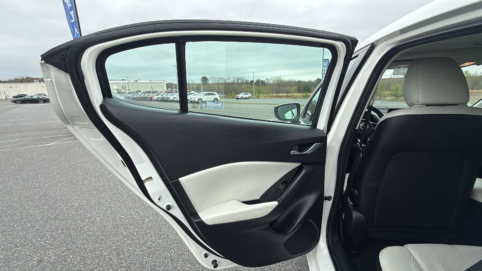 Used 2018 MAZDA MAZDA3 Grand Touring FWD image 21