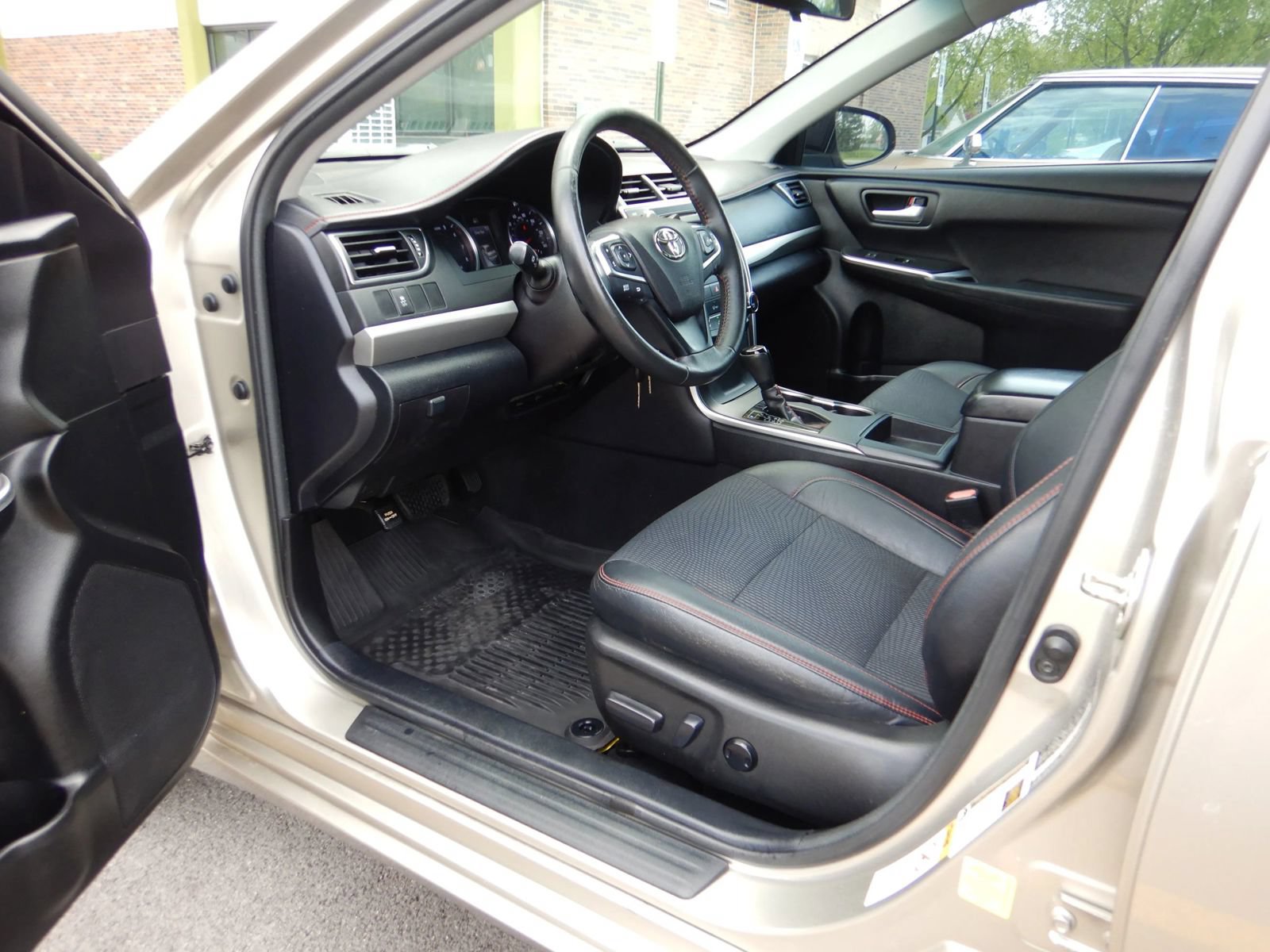 Used 2017 Toyota Camry SE FWD image 10