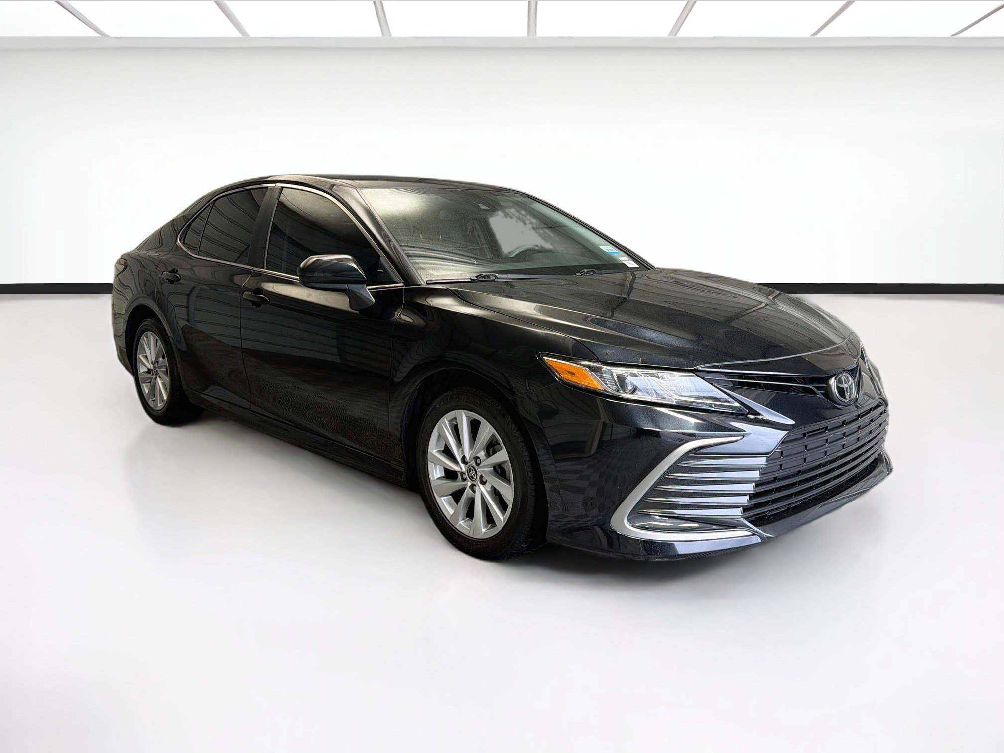 Used 2023 Toyota Camry LE FWD image 3