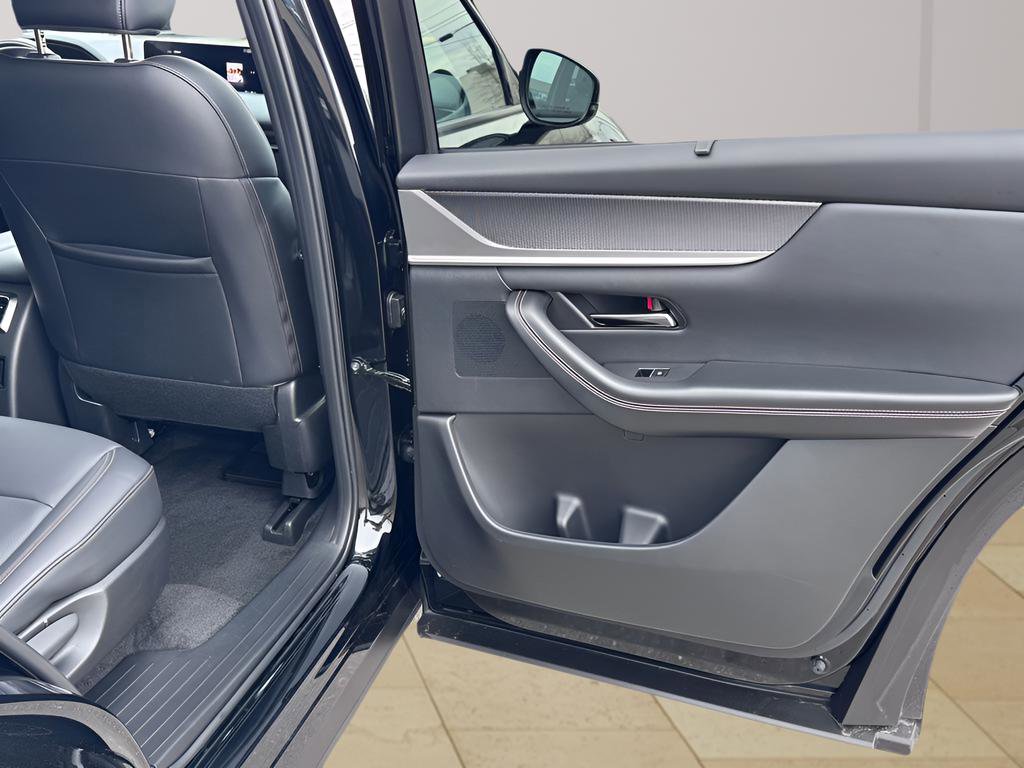 Used 2025 MAZDA CX-70 Plug-In Hybrid w/ Premium Plus image 32