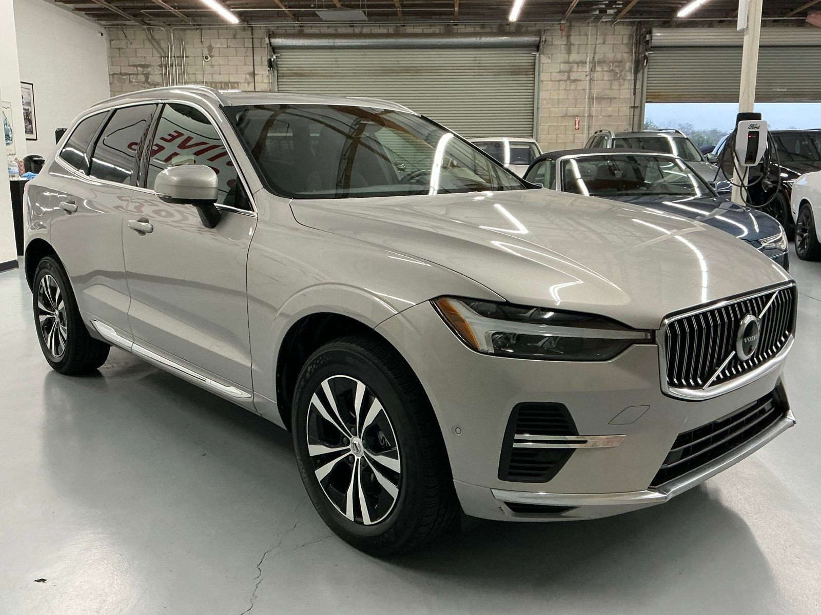 Used 2022 Volvo XC60 T8 Inscription Expression image 3