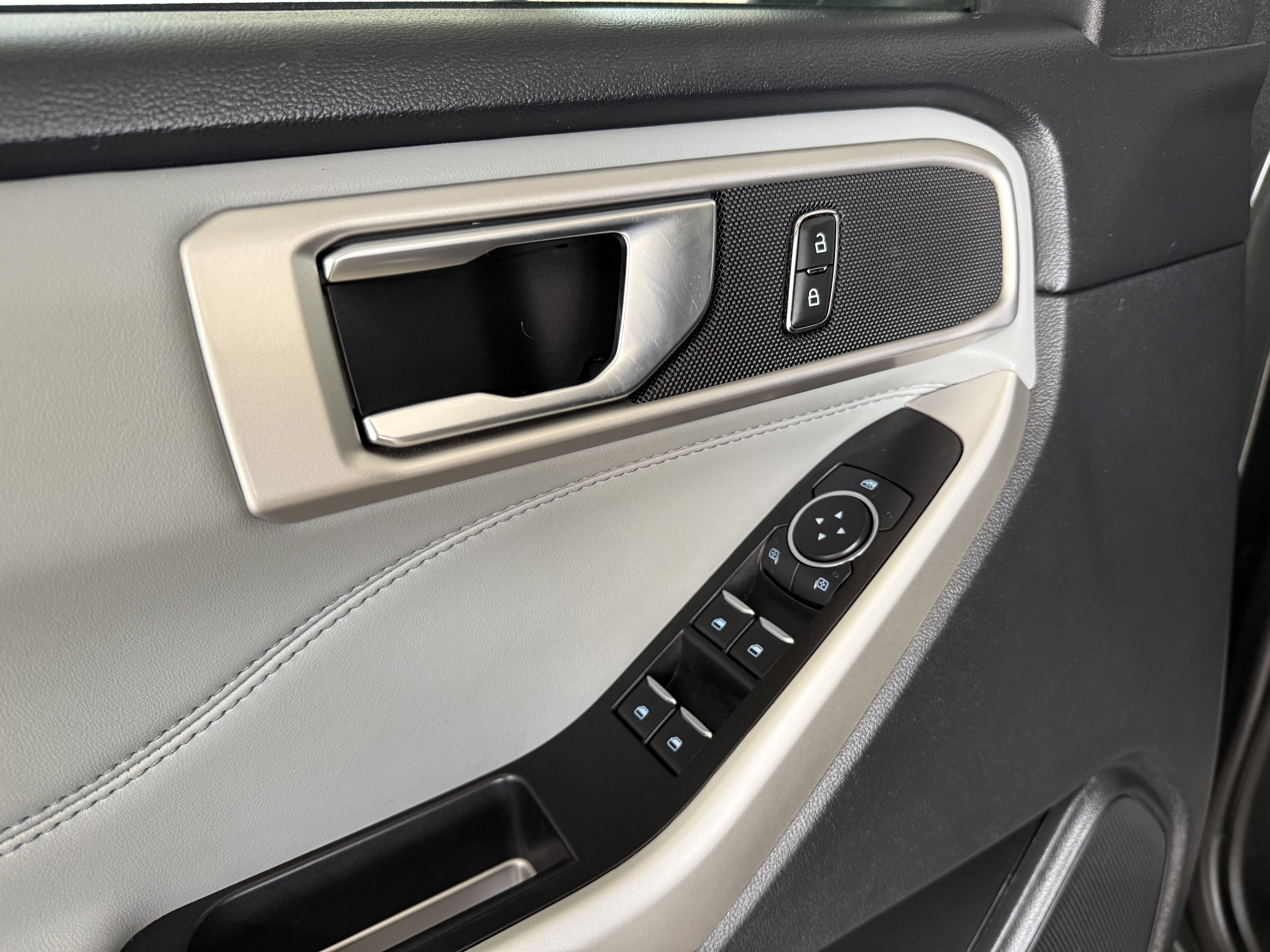 Used 2022 Ford Explorer XLT w/ Equipment Group 202A image 16