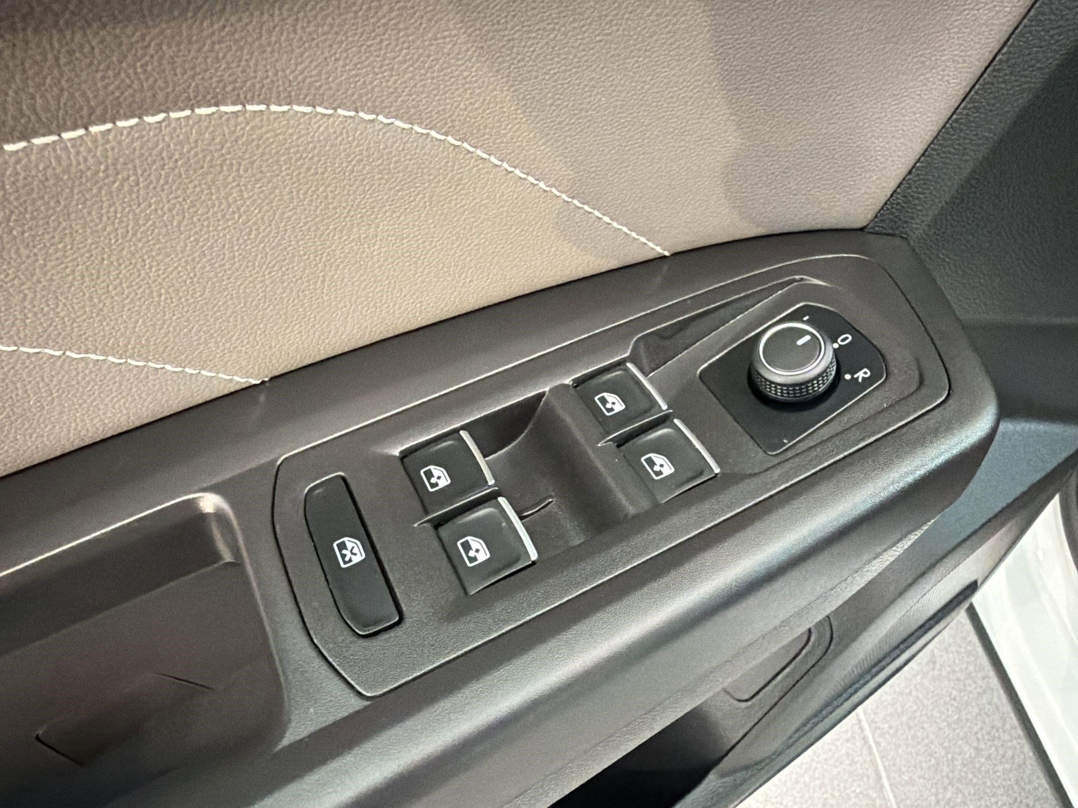 Used 2023 Volkswagen Atlas SE w/ Panoramic Sunroof Package image 13