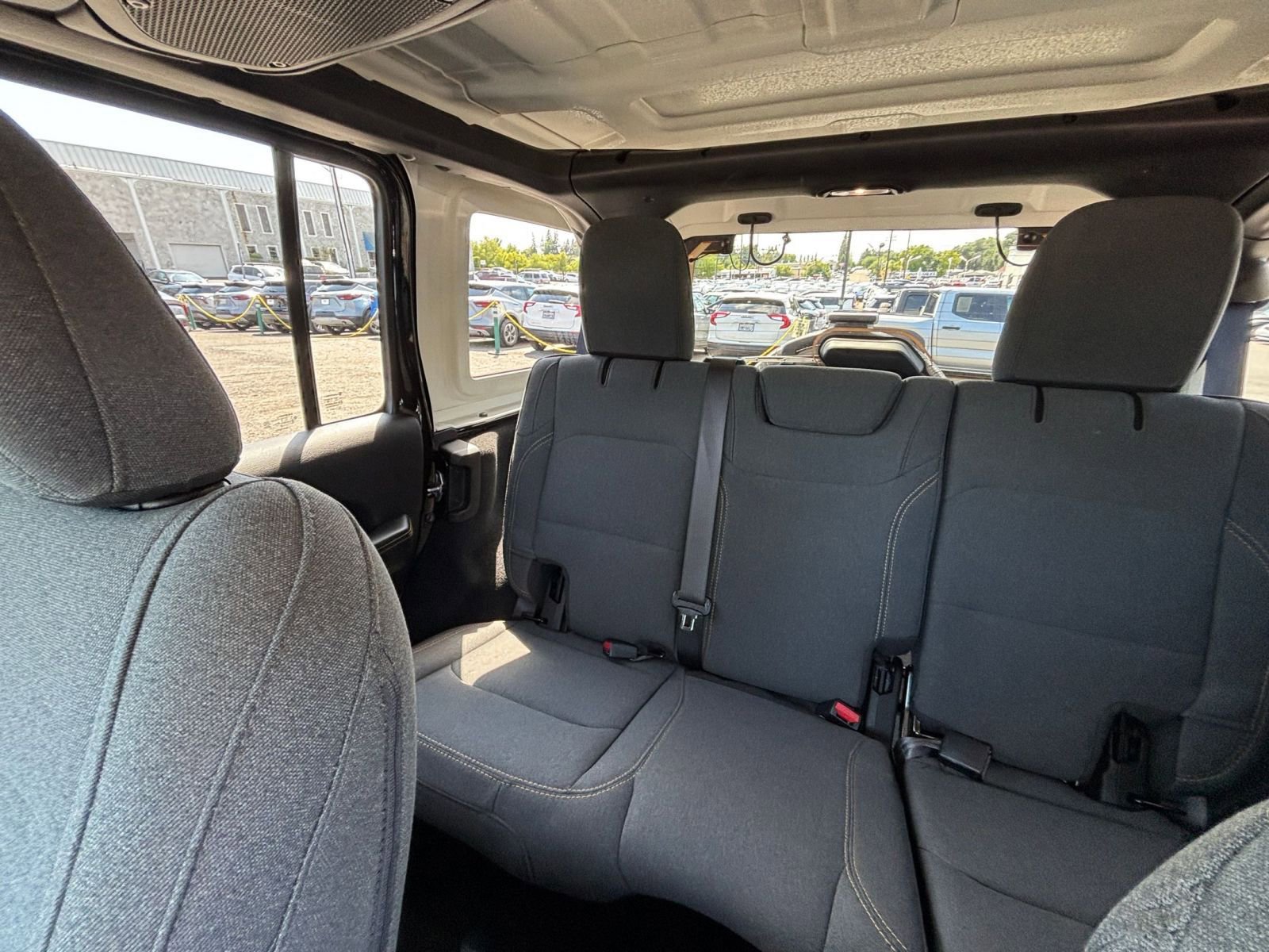 Used 2025 Jeep Wrangler Unlimited Sahara AWD/4WD image 39