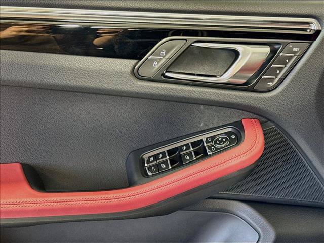 Certified 2026 Porsche Macan AWD/4WD image 11