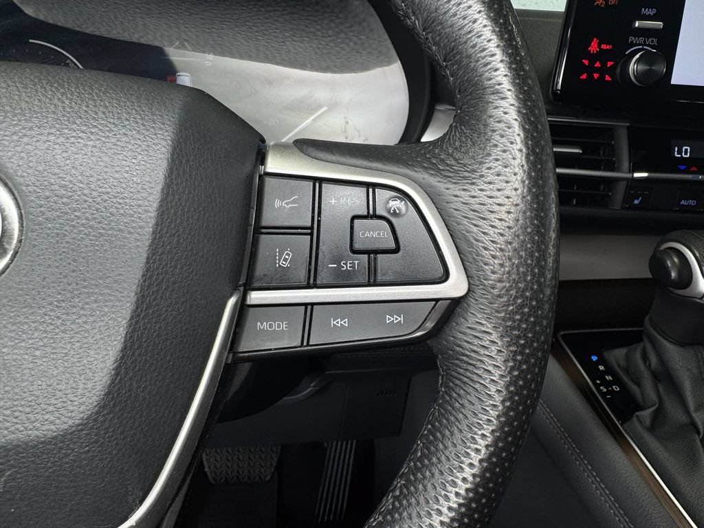 Used 2024 Toyota Sienna XLE FWD image 16