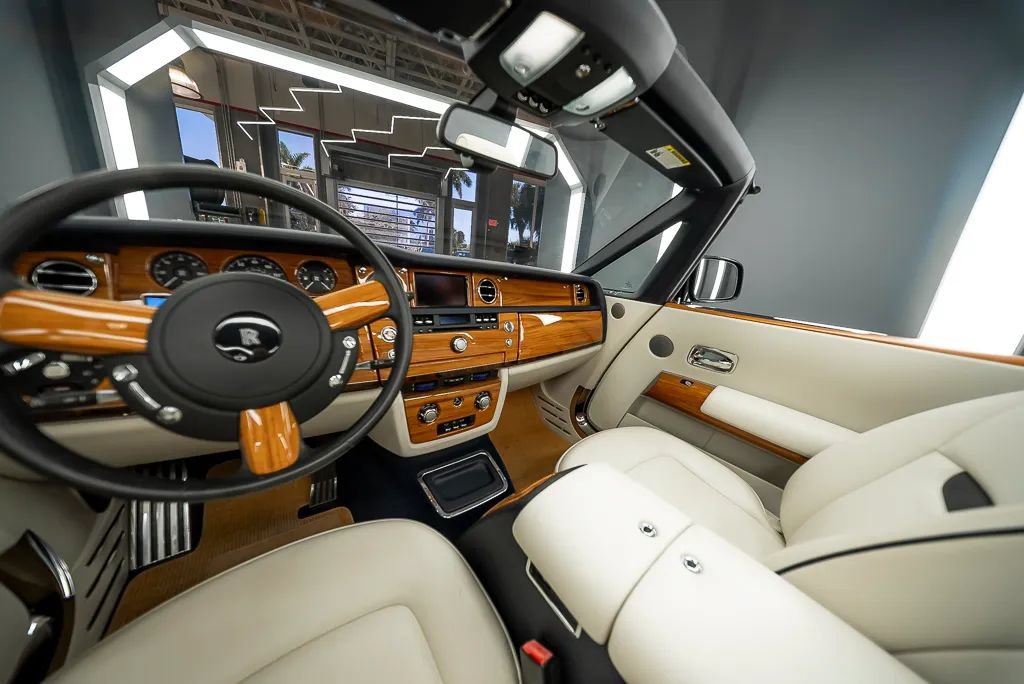 Used 2010 Rolls-Royce Phantom Drophead Coupe RWD image 16
