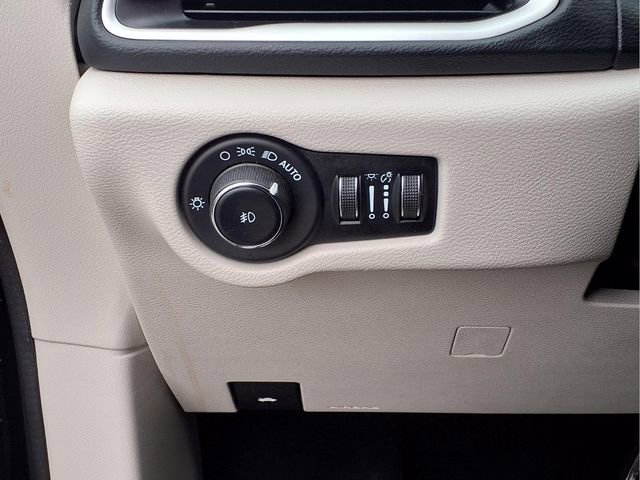 Used 2023 Chrysler Pacifica Touring-L FWD image 17