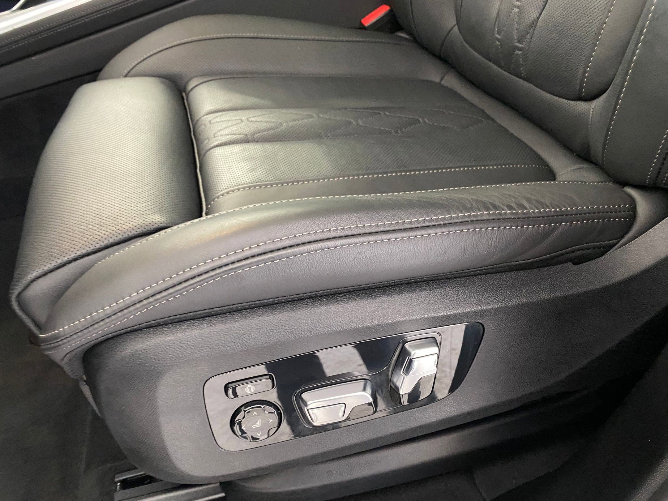 Used 2025 BMW X7 M60i w/ Executive Package image 13