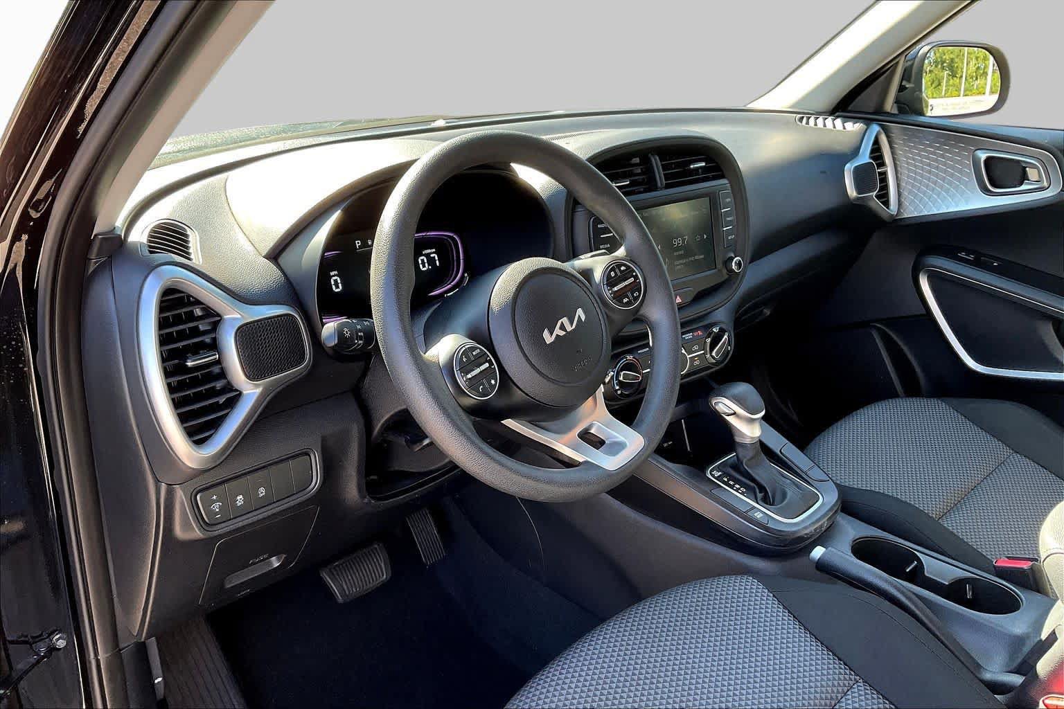 Used 2025 Kia Soul LX FWD image 17