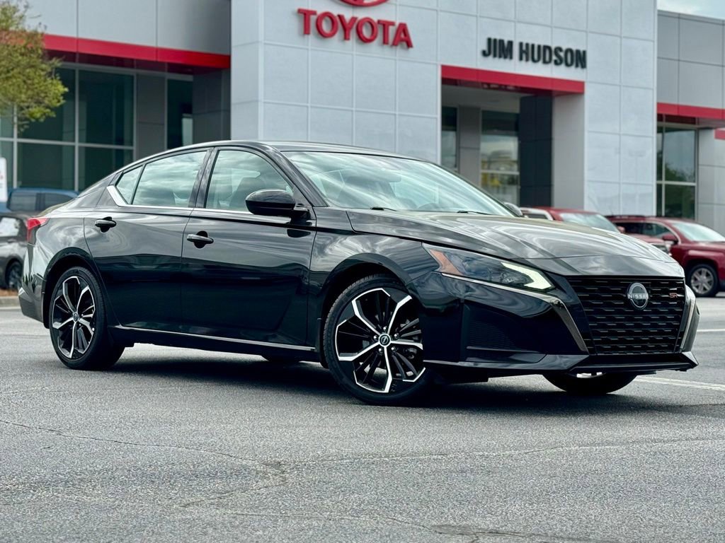 Used 2024 Nissan Altima 2.5 SR image 2