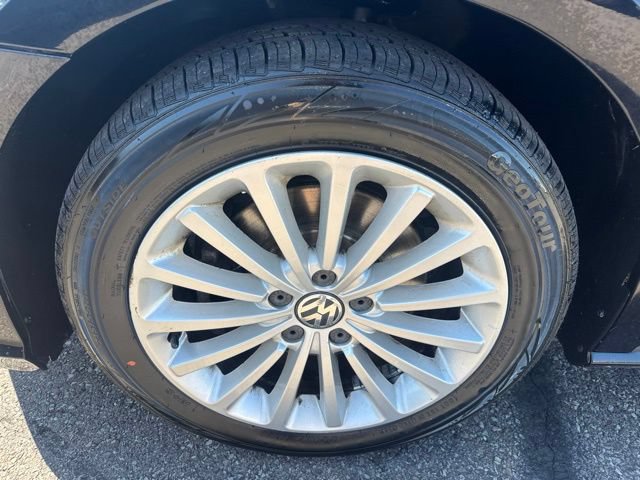 Used 2017 Volkswagen Passat 1.8T SE FWD image 32